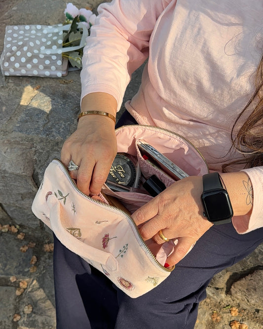 FLAT-LAY FLORAL IMPRINTS MAKEUP BAG IN PEACH