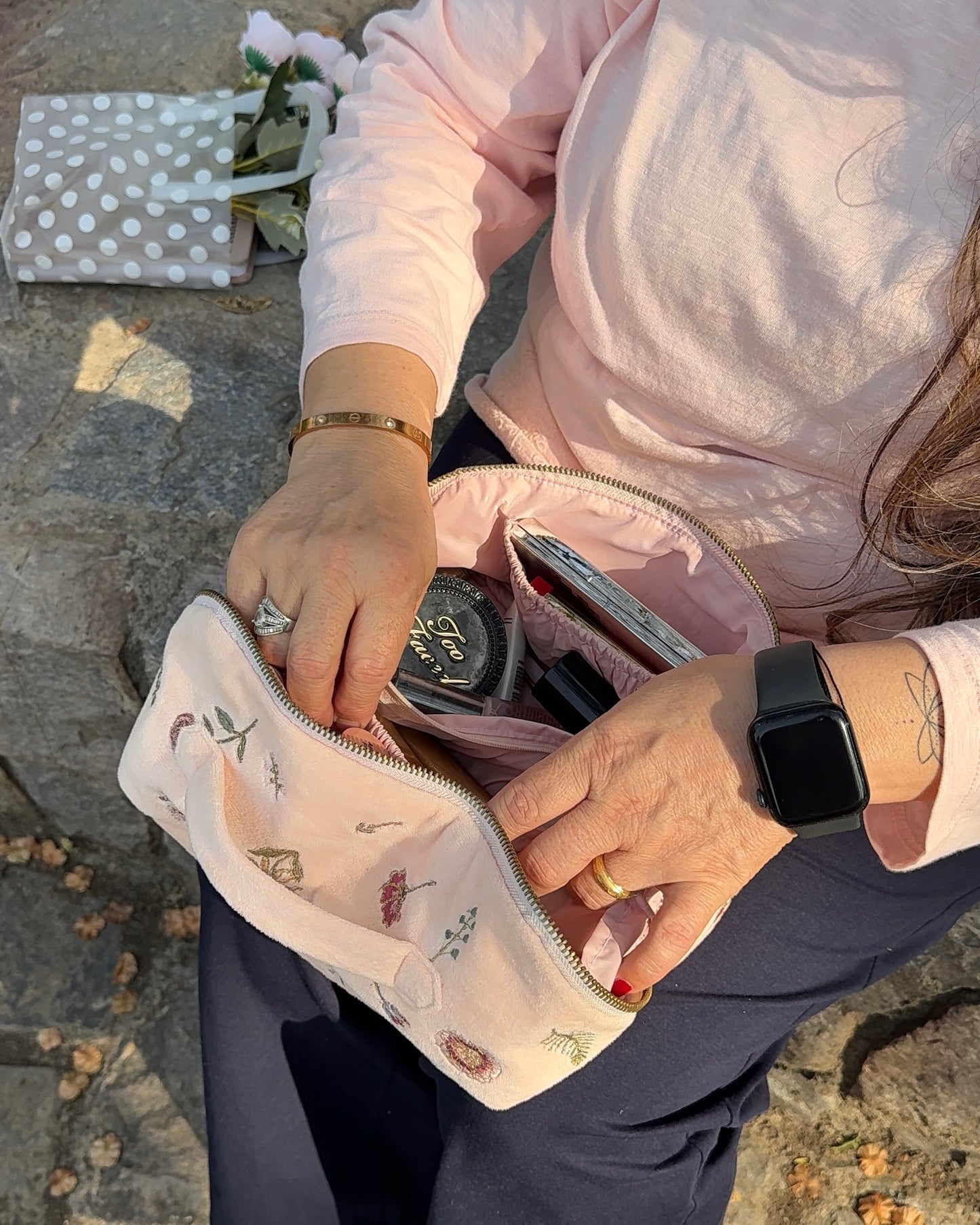 FLAT-LAY FLORAL IMPRINTS MAKEUP BAG IN PEACH