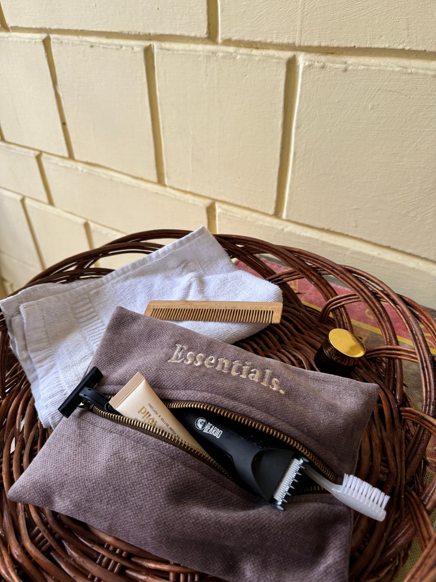 ESSENTIALS TOILETRY POUCH