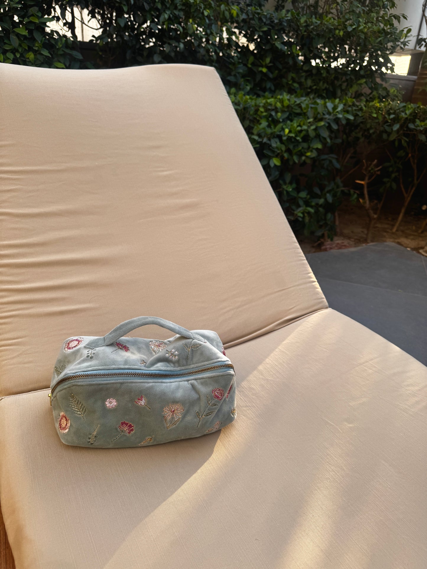Flat-lay Floral Imprints Makeup Bag In Sage